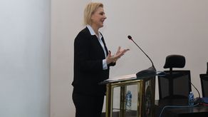 Giulia De Sanctis, presidenta de la Apede, durante su ponencia en la Asamblea Nacional.