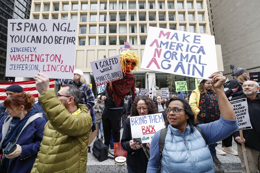 Manifestantes en Nueva York, mostraban pancartas. Manifestantes en Nueva York, mostraban pancartas.
