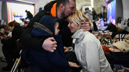 El metro de Kiev, el refugio de la población contra los misiles