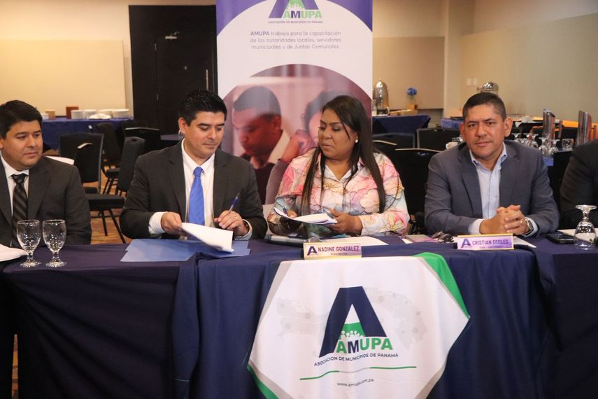 Firma del convenio entre Amupa y la empresa Decsa.