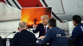 Trump desestima cambio climático en visita a una California devastada por incendios