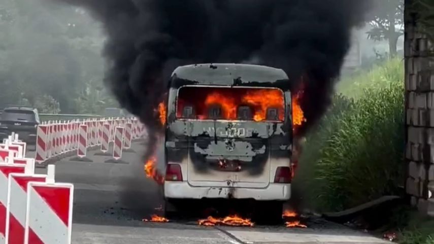 Autobús fue consumido por las llamas en la Autopista Panamá-Colón