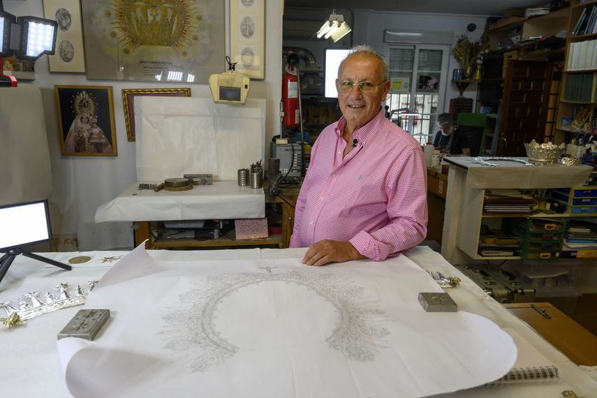 El orfebre Fernando Marmolejo, explicó los detalles de la corona para la patrona de Panamá. EFE El orfebre Fernando Marmolejo, explicó los detalles de la corona para la patrona de Panamá. EFE