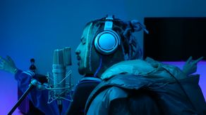 {alttext(,Rauw Alejandro se monta en la onda de Bizarrap con Music Sessions #56 )}