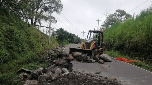 Mientras el MOP realiza los trabajos, se mantiene un tramo de la vía cerrada con paso controlado para mantener la fluidez del tránsito vehicular.