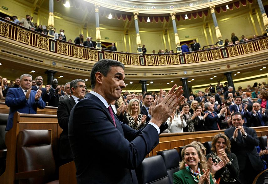 Pedro Sánchez recibirá este jueves, salvo sorpresa mayúscula, la confianza de los diputados españoles para seguir al frente de un país profundamente dividido. Pedro Sánchez recibirá este jueves, salvo sorpresa mayúscula, la confianza de los diputados españoles para seguir al frente de un país profundamente dividido.