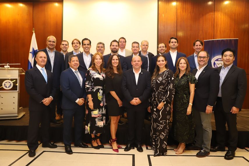 Arias Strunz asumirá la presidencia de la Cámara de Comercio el próximo 15 de mayo, y se convertirá en el septuagésimo tercero (73) presidente del gremio. Arias Strunz asumirá la presidencia de la Cámara de Comercio el próximo 15 de mayo, y se convertirá en el septuagésimo tercero (73) presidente del gremio.