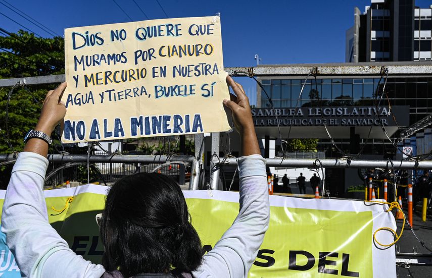 El Salvador mediante una comisión del Congreso avala levantar prohibición a minería
