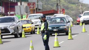 La Policía Nacional informó que a partir de este jueves se implementará un operativo de inversión de carriles en dirección hacia el interior del país, por motivo del desplazamiento masivo por Semana Santa 2026, como medida para agilizar el flujo vehicular.