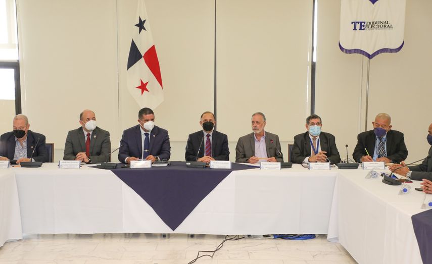 Los magistrados del Tribunal Electoral (TE), Heriberto Araúz, Eduardo Valdés Escoffery y Alfredo Juncá, se reunieron con directivos de los estamentos de Seguridad.