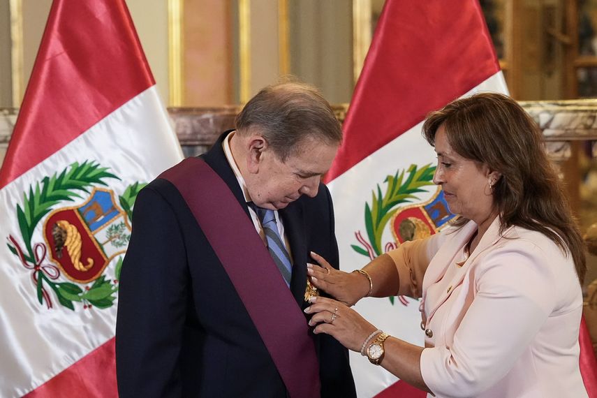 Dina Boluarte condecora a González Urrutia por su defensa de los valores democráticos