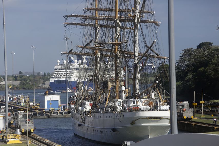 Velero de la guardia costera de EEUU cruza el Canal de Panamá en dirección al Pacífico