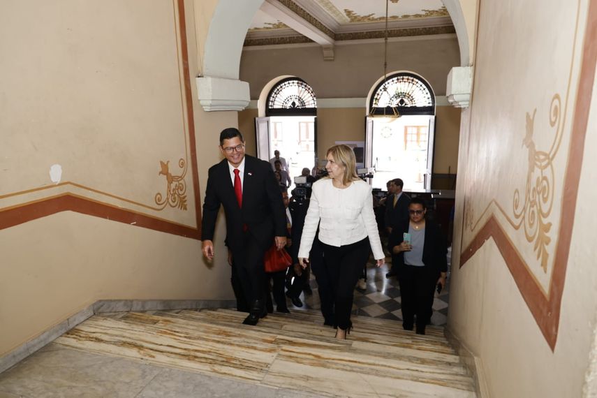 El Ministerio de Gobierno (Mingob) llevó a cabo este jueves, la primera reunión de transición entre el actual ministro de Gobierno, Roger Tejada Bryden, y la ministra designada, Dinoska Montalvo, ambos acompañados por sus respectivos equipos de trabajo. El Ministerio de Gobierno (Mingob) llevó a cabo este jueves, la primera reunión de transición entre el actual ministro de Gobierno, Roger Tejada Bryden, y la ministra designada, Dinoska Montalvo, ambos acompañados por sus respectivos equipos de trabajo.