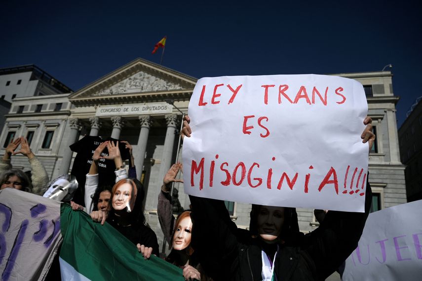 Los votantes en España cuestiona la noción de violencia de género, es escéptico frente al cambio climático, abiertamente antiaborto y rechaza el movimiento LGTBI. Los votantes en España cuestiona la noción de violencia de género, es escéptico frente al cambio climático, abiertamente antiaborto y rechaza el movimiento LGTBI.