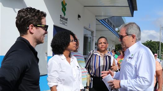 Mayer Mizrachi y Walkiria Chandler visitan Centro de Salud de Kuna Nega