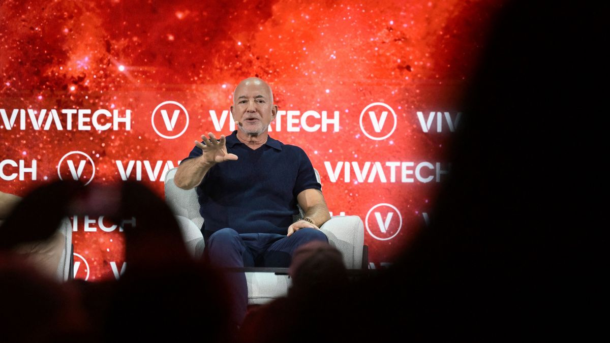 Jeff Bezos, fundador de Amazon y empresario del sector espacial, afirmó este miércoles en París que sueña con devolver la Tierra a su estado anterior a la era industrial, enviando las actividades contaminantes a otro lugar en el espacio. Jeff Bezos, fundador de Amazon y empresario del sector espacial, afirmó este miércoles en París que sueña con devolver la Tierra a su estado anterior a la era industrial, enviando las actividades contaminantes a otro lugar en el espacio.