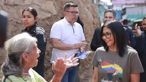 La presidenta encargada de Venezuela, Delcy Rodríguez, defendió este domingo el diálogo propuesto por su Administración como una forma de resolver las divergencias y conflictos internos, y rechazó las órdenes que aseguró venían de Washington sobre políticos en su país.