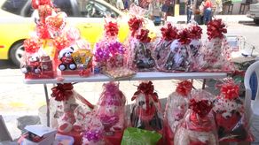 En calle cuarta de David se observó una cantidad considerable de puestos eventuales donde ofrecen venta de flores, peluches, arreglos, estuches, entre otros.