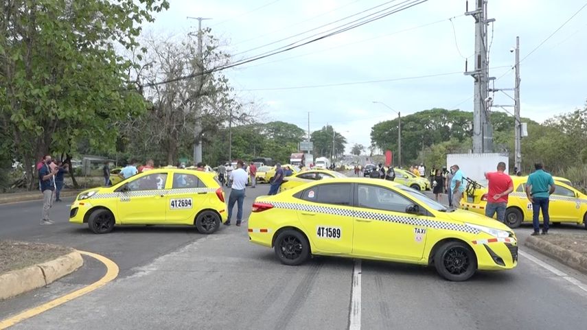 Protestas, cierre de vías, congestionamiento vehicular y usuarios varados, fue lo que prevaleció en la protesta de transportistas, en Panamá Oeste.