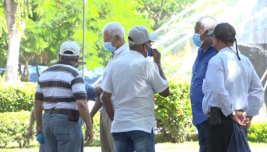 En el parque Cervantes se pudo observar a un grupo de adultos mayores que prefieren mantener el uso de mascarilla en David
