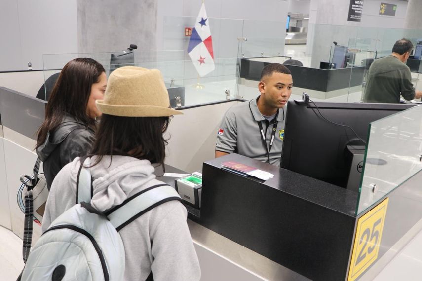 En el mes de marzo, el Aeropuerto Internacional de Tocumen registró un total de 2,106 pasajeros inadmitidos debido a su falta de cumplimiento con los requisitos establecidos por el Decreto Ley de Migración. En el mes de marzo, el Aeropuerto Internacional de Tocumen registró un total de 2,106 pasajeros inadmitidos debido a su falta de cumplimiento con los requisitos establecidos por el Decreto Ley de Migración.