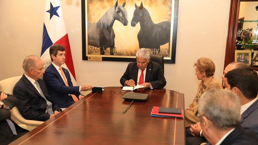 Mulino junto a miembros del Consejo Nacional de Relaciones Exteriores. Mulino junto a miembros del Consejo Nacional de Relaciones Exteriores.