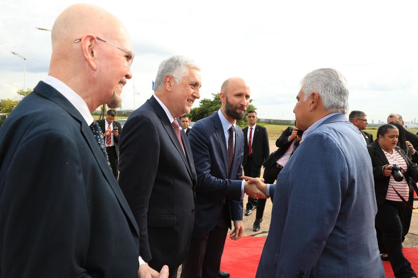 Mulino llegó a Paraguay para la firma de acuerdo Mercosur-Unión Europea