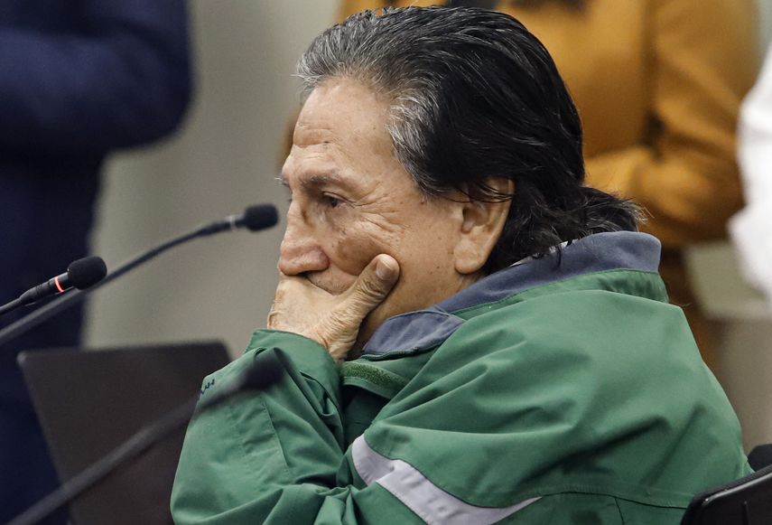 La justicia de Perú condenó este lunes a 20 años y seis meses de prisión al anciano expresidente Alejandro Toledo, tras hallarlo culpable de recibir millonarios sobornos de la constructora brasileña Odebrecht a cambio de obras en su gobierno (2001-2006). La justicia de Perú condenó este lunes a 20 años y seis meses de prisión al anciano expresidente Alejandro Toledo, tras hallarlo culpable de recibir millonarios sobornos de la constructora brasileña Odebrecht a cambio de obras en su gobierno (2001-2006).