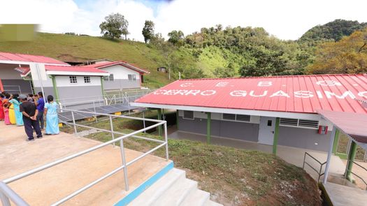 La obra era largamente esperada por los estudiantes. La obra era largamente esperada por los estudiantes.