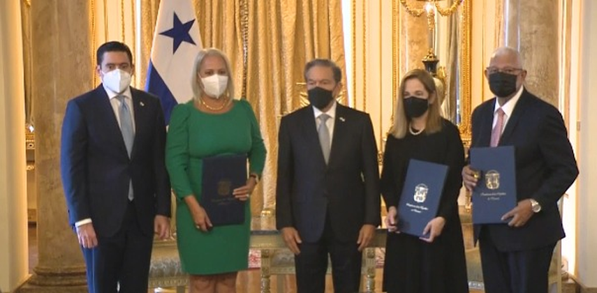 Nuevos directivos de la ACP junto al presidente Cortizo