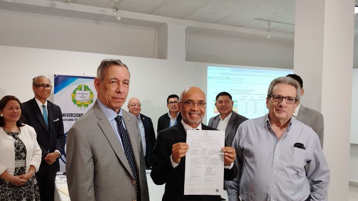 El Organismo Electoral Universitario (OEU) proclamó oficialmente al Dr. José Emilio Moreno como rector electo de la Universidad de Panamá para el período 2026-2031, luego de concluir el escrutinio de las 200 mesas de votación correspondientes a las elecciones realizadas el pasado 1 de julio. El Organismo Electoral Universitario (OEU) proclamó oficialmente al Dr. José Emilio Moreno como rector electo de la Universidad de Panamá para el período 2026-2031, luego de concluir el escrutinio de las 200 mesas de votación correspondientes a las elecciones realizadas el pasado 1 de julio.
