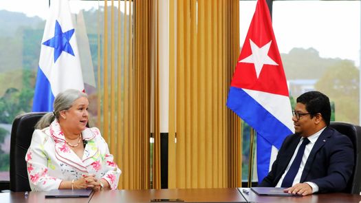 Panamá y Cuba firman convenio de cooperación para bajar los índices de analfabetismo