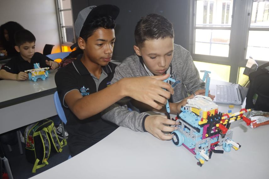 La robótica expone la creatividad e ingenio estudiantil