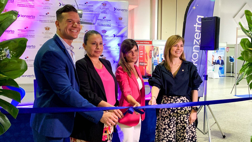 Miles de personas formaron largas filas este martes para conseguir un trabajo en una feria de empleo