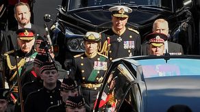 El rey Carlos III encabeza procesión fúnebre de Isabel II en Edimburgo