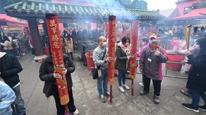 China celebra el año nuevo lunar a las puertas de templos cerrados
