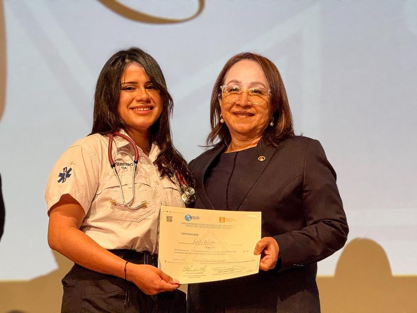 Un grupo de 65 estudiantes de la carrera de Urgencias Médicas y Desastres de la Facultad de Ciencias Médicas y Clínicas de la Universidad Especializada de las Américas (UDELAS) participó en la ceremonia de imposición de estetoscopios.