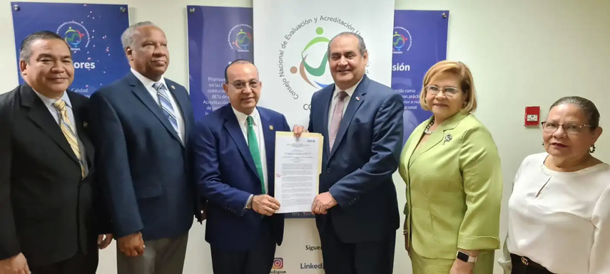 Universidad de Panamá recibe certificación de reacreditación