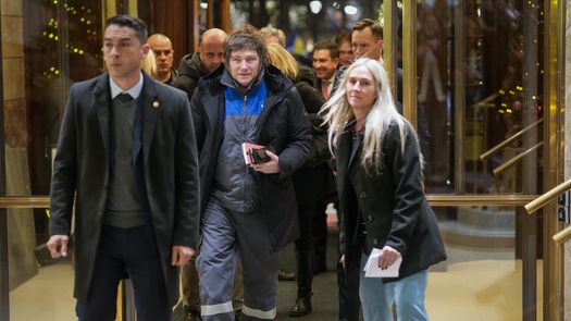 El presidente de Argentina, Javier Milei, llegó este martes a Oslo, donde aguarda, junto a otros mandatarios latinoamericanos y familiares, la eventual llegada de la líder opositora venezolana, María Corina Machado, para recibir en persona el premio Nobel de la Paz. El presidente de Argentina, Javier Milei, llegó este martes a Oslo, donde aguarda, junto a otros mandatarios latinoamericanos y familiares, la eventual llegada de la líder opositora venezolana, María Corina Machado, para recibir en persona el premio Nobel de la Paz.