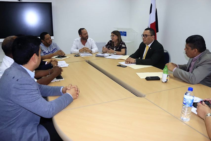 Meduca y dirigentes de bandas independientes coordinan temas relativos a los desfiles patrios.