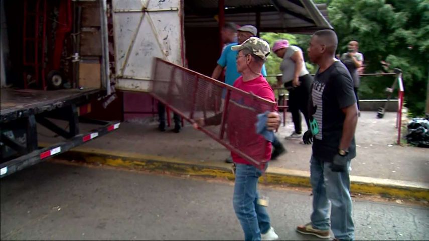 Autoridades ejecutan desalojo y demolición de quioscos en los predios del Oncológico