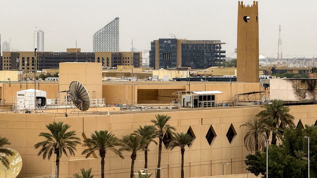 Israel bombardeó este martes Teherán, Irán, y se adentró con tropas terrestres en Líbano, al tiempo que Irán alcanzó con sus drones la embajada de Estados Unidos en Riad y varios países del Golfo, en el cuarto día de una guerra en Oriente Medio sin límite de tiempo. Israel bombardeó este martes Teherán, Irán, y se adentró con tropas terrestres en Líbano, al tiempo que Irán alcanzó con sus drones la embajada de Estados Unidos en Riad y varios países del Golfo, en el cuarto día de una guerra en Oriente Medio sin límite de tiempo.