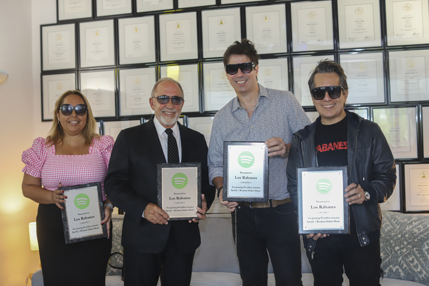 Los Rabanes reciben reconocimiento por Emilio Estefan