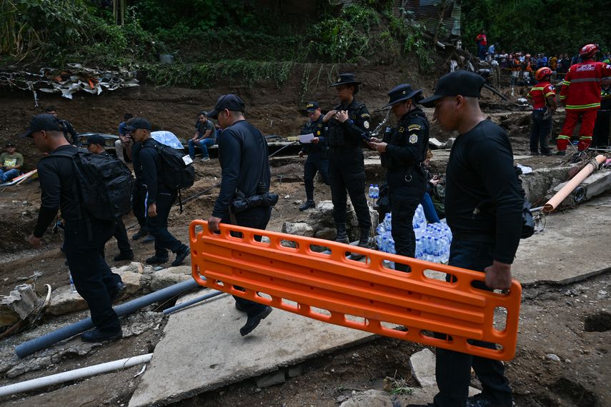 Un funcionario de protección civil de Guatemala precisó que hasta el momento 13 personas permanecen desaparecidas. Un funcionario de protección civil de Guatemala precisó que hasta el momento 13 personas permanecen desaparecidas.