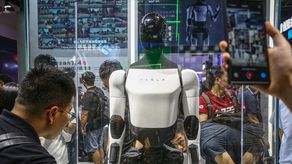 Robot humanoide de Tesla presentado con el Cybercab era controlado remotamente