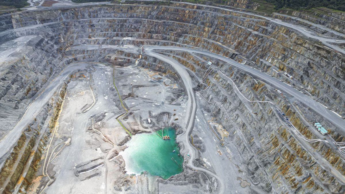 El procesamiento de 38 millones de toneladas de roca extraída en la mina Cobre Panamá, clausurada en el 2023 por orden judicial, generará 70.000 toneladas de cobre, afirmó una portavoz de la operadora, que aclaró que no se está ante una reactivación del yacimiento desarrollado por la compañía canadiense First Quantum Minerals. El procesamiento de 38 millones de toneladas de roca extraída en la mina Cobre Panamá, clausurada en el 2023 por orden judicial, generará 70.000 toneladas de cobre, afirmó una portavoz de la operadora, que aclaró que no se está ante una reactivación del yacimiento desarrollado por la compañía canadiense First Quantum Minerals.