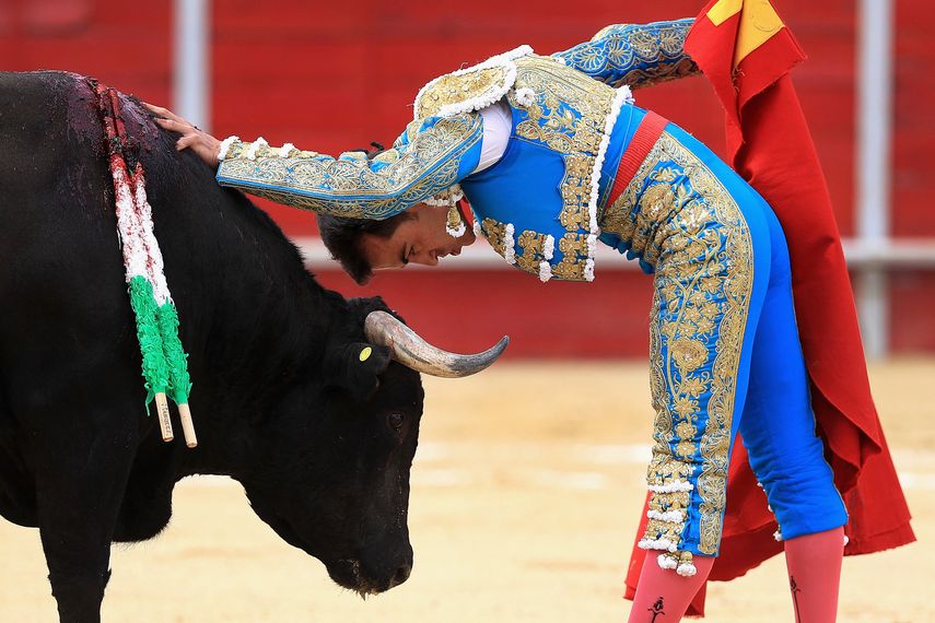 Ciudad de México prohibió este martes las corridas de toros que incluyan la muerte del animal y el uso de objetos punzocortantes durante la lidia, tras una sesión realizada en medio de protestas de partidarios y opositores a esta tradición. Ciudad de México prohibió este martes las corridas de toros que incluyan la muerte del animal y el uso de objetos punzocortantes durante la lidia, tras una sesión realizada en medio de protestas de partidarios y opositores a esta tradición.