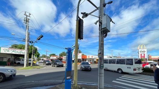 El alcalde de David oprimió uno de los botones de pánico para evidenciar su funcionamiento en la avenida F Sur. &nbsp;