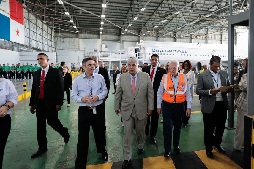 Presidente Mulino recorre talleres y academia de técnicos de Copa Airlines