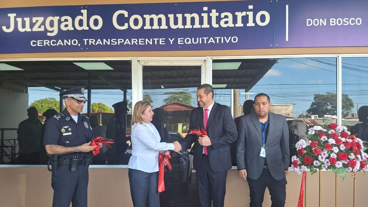 Con la presencia de la Ministra de Gobierno, Dinoska Montalvo, fue inaugurada este martes la primera sede de un Juzgado Comunitario en la ciudad de Panamá. La instalación, ubicada en lo que anteriormente fue la sede de la DIJ en el corregimiento de Don Bosco, brindará un importante respaldo a unos 70 mil habitantes de este populoso sector capitalino. Con la presencia de la Ministra de Gobierno, Dinoska Montalvo, fue inaugurada este martes la primera sede de un Juzgado Comunitario en la ciudad de Panamá. La instalación, ubicada en lo que anteriormente fue la sede de la DIJ en el corregimiento de Don Bosco, brindará un importante respaldo a unos 70 mil habitantes de este populoso sector capitalino.